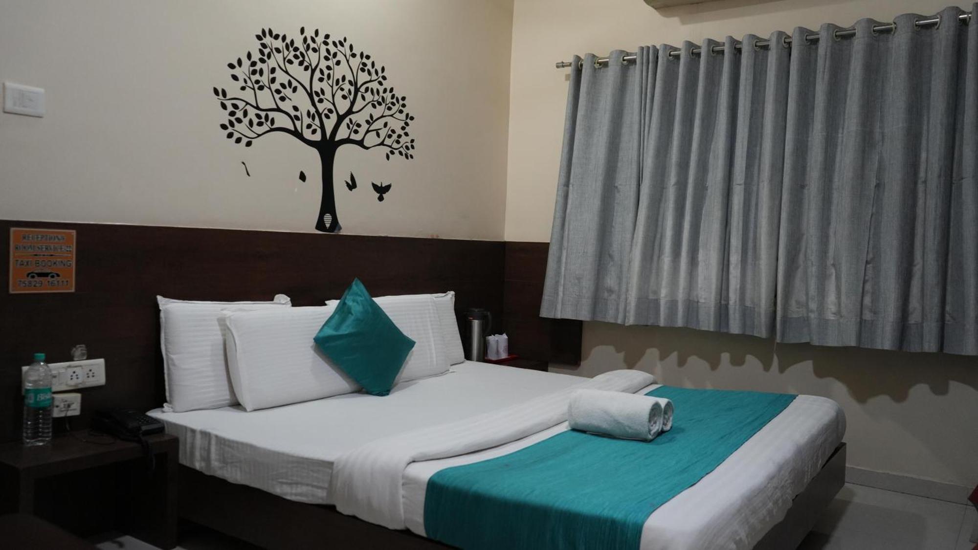 Hotel Satyug Udždžain Exteriér fotografie