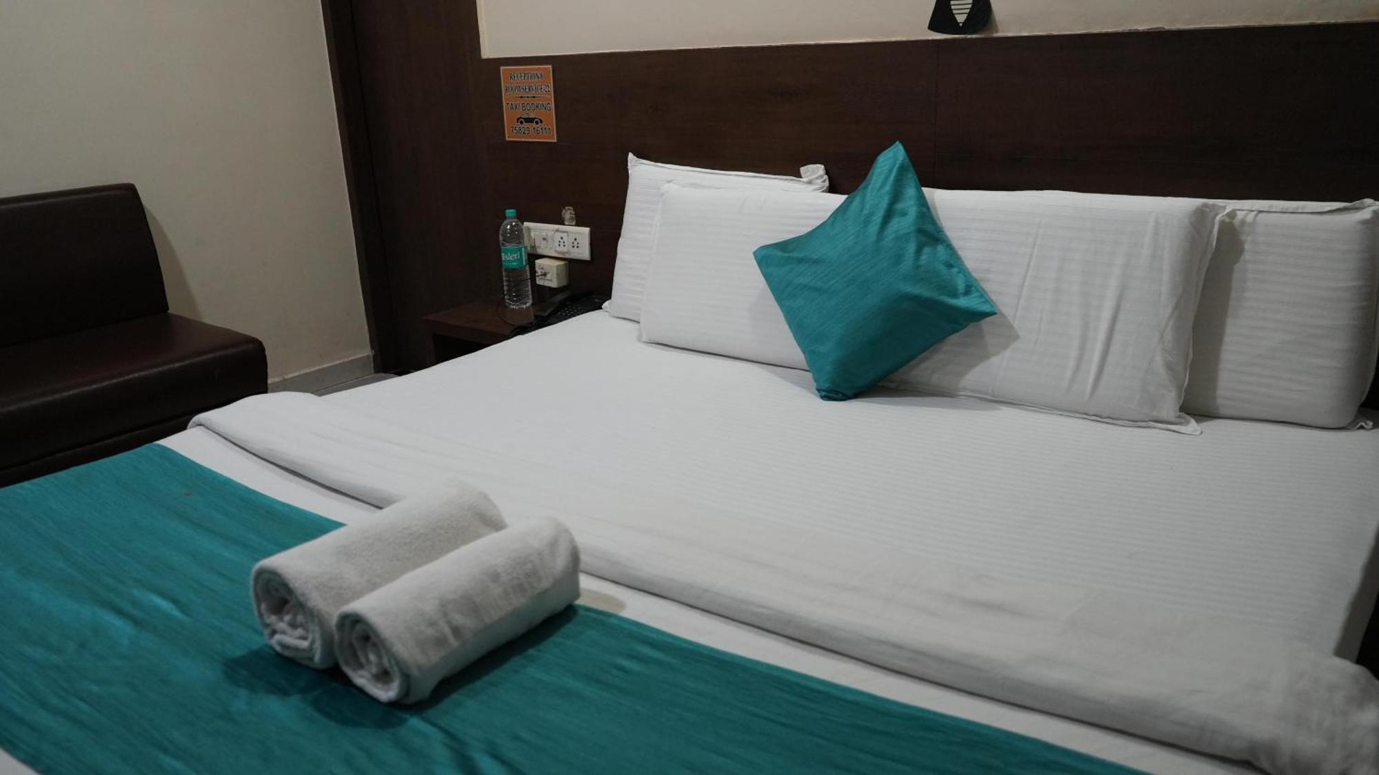 Hotel Satyug Udždžain Exteriér fotografie